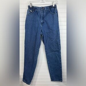 Vintage Lee women’s medium wash denim blue jeans. Size 6 medium.